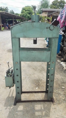 ** SOLD ** แท่นอัดไฮดรอลิคมือโยก TOYO 30 T. สภาพเดิมๆสีเดิมๆเทสให้แล้วพร้อมใช้ (ไม่มีเหล็กรับชิ้นงาน!!)