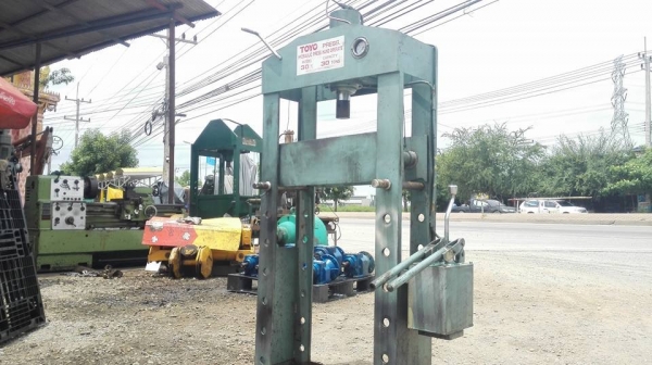 ** SOLD ** แท่นอัดไฮดรอลิคมือโยก TOYO 30 T. สภาพเดิมๆสีเดิมๆเทสให้แล้วพร้อมใช้ (ไม่มีเหล็กรับชิ้นงาน!!)