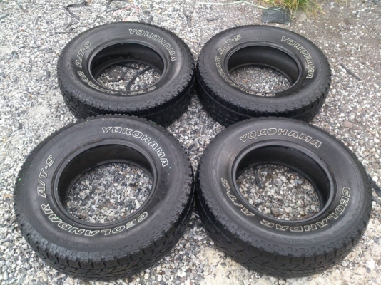 ขายยาง YOKOHAMA  A/T 265/70R16 ยางปี12 ดอกยางหนาไม่ร้าวไม่แตกลายสวยๆ จำนวน 1 ชุด