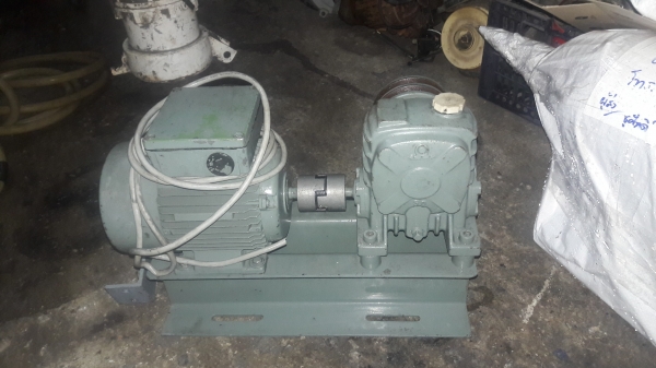 ขาย !! มอเตอร์1/3แรง380v.ชนกับ.เฟืองทดรอบ1:30พร้อมใช้งาน