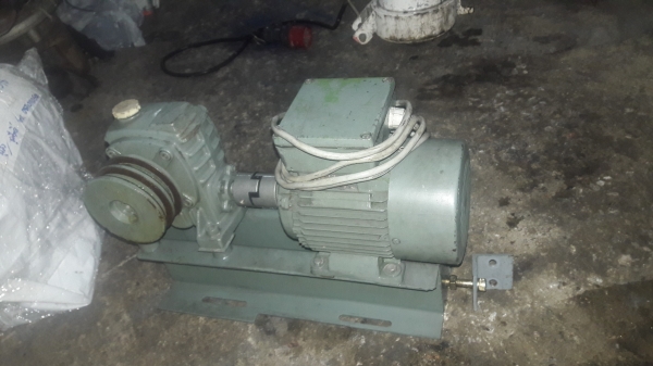 ขาย !! มอเตอร์1/3แรง380v.ชนกับ.เฟืองทดรอบ1:30พร้อมใช้งาน