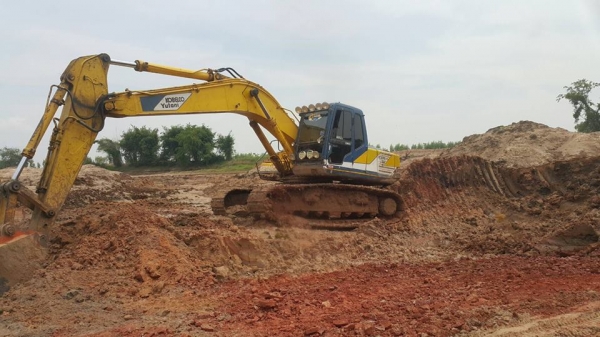 ขายรถแบคโค SK200-3 มาร์คที สภาพดี ไฟฟ้าครบ ช่วงล่างดี เอวแน่น โซ่ใหม่ เครื่องดีมาก ปั้มดีแรง ภายในสวย แอร์เย็น เครื่องเสียงชุดใหญ่ เอกสารพร้อมโอน ราคา850,000 สนใจโทร 090-8588220คุณนะ 093-3258446คุณบิว หรือเข้าดูสินค้าอื่นๆได้ที่ www.narong2truck.com หรือ