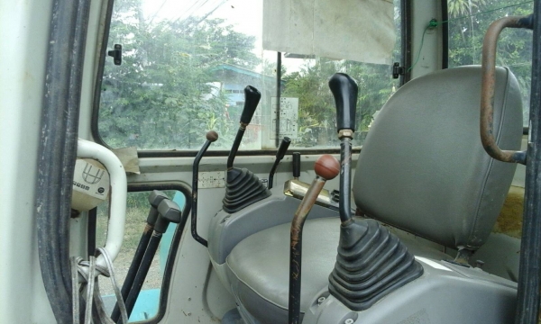 ขายโคมัสสุ PC40 รุ่น7 แทรคเหล็ก มีไลน์แย็ก ขาย450,000บาท 089-2095791