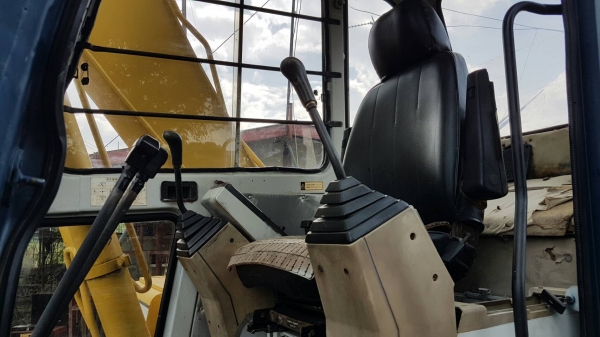 รถนอกขายด่วนรถแบคโฮKOBELCO-SK120มาร์คทีชั่วโม่งทำงานน้อยรถนอกเพิ่งนำเข้ามายังไม่เคยใช้งานในเมืองไทยเลย