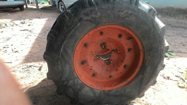 ยางกะทะรถไถเดินตาม   ( ข้างละ 1000  บาท   ) พร้อมใช้  2000    บาท  0986683479