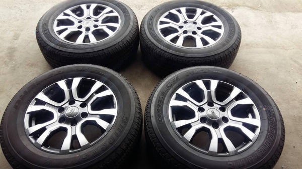 ขายล้อแม็กป้ายแดง ranger 18"&times;8" et55 6รู139.7 ยาง bridgestone dueler h/t 684ll 265/60r18 ผลิตสัปดาห์ที่10ปี16 ตุ่มและสีที่หน้ายางมีทุกเส้นครับ ขายทั้งชุด 28,900 บาทครับ สนใจติดต่อ ตาเล็ก ล้อและยางครับ 081-3747940