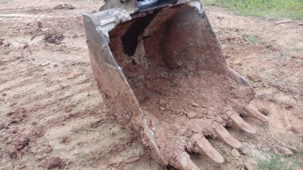 **465,000 บ.ต่อรอง/// แบคโฮ HITACHI EX200-3 ไฟฟ้าครบ เอวขยับ เครื่อง+ปั้ม ดี บูมอาร์มดี ช่วงงล่าง70\% ตามสภาพ ใช้งาน ทำงานอยู่ ใบสัญญาซื้อขาย **ขาย HITACHI EX-200 รุ่น3 แบคโฮ สภาดี ราคาเบา ไม่มีเล่ม มีสัญญาซื้อขาย ขายตามสภาพ HYD.EXCAVATOR HITACHI EX200-3 เ