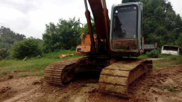 **465,000 บ.ต่อรอง/// แบคโฮ HITACHI EX200-3 ไฟฟ้าครบ เอวขยับ เครื่อง+ปั้ม ดี บูมอาร์มดี ช่วงงล่าง70\% ตามสภาพ ใช้งาน ทำงานอยู่ ใบสัญญาซื้อขาย **ขาย HITACHI EX-200 รุ่น3 แบคโฮ สภาดี ราคาเบา ไม่มีเล่ม มีสัญญาซื้อขาย ขายตามสภาพ HYD.EXCAVATOR HITACHI EX200-3 เ