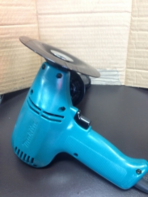 เครื่องขัดกระดาษทรายกลม MAKITA