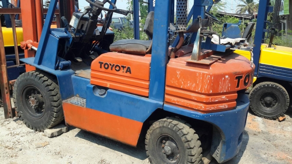 ขายโฟล์คลิฟ  Toyota รุ่น5 ยก2.5ตัน เสา4เมตร