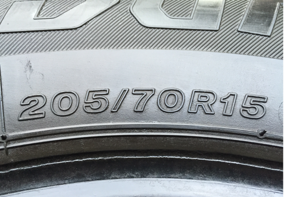 ยาง Bridgestone 205 70 15 กลางปี15 ดอกเต็ม ใช้กันยาว ราคาไม่แพง