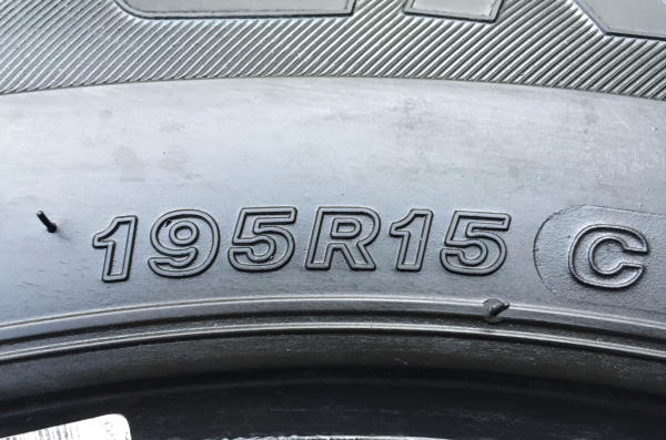 ยาง Bridgestone 195 R15 กลางปี15 ดอกเต็ม ใช้กันยาว ราคาไม่แพง