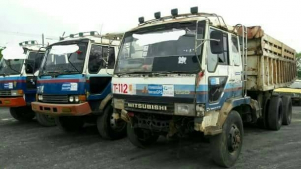 เหลือ 8 คันละ 460,000 บาท Mitsu Fuso FN527M--TC เครื่อง 6D16-195 แรง 6 เกียร์ คัสชีสวย เล่มทะบียน 09