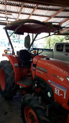 ขายรถแทรคเตอร์ KUBOTA L3608 ปี55ทำงานสองพันสามร้อย ชม.อุปกรณ์3ชิ้น ใบดันหน้า ผานหลัง จอบปั่นโรตารี่ทะเบียนครบ