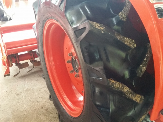 KUBOTA  L 4708 SP (4WD)  2 เพลา   สภาพใหม่สวยๆ   ชั่วโมงใช้   งานน้อย  สีเดิมทั้งคัน  พร้อมชุดใบมีดดันหน้า  โรตารี