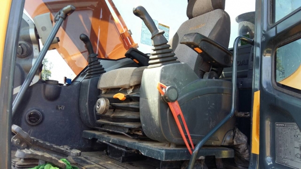 ขายรถแบคโฮ HYUNDAI 220 เอกสารเล่มทะเบียน ไมล์ 4000 ชม.ราคา 1650000