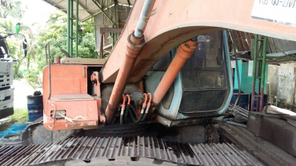 Hitachi EX 200-3 ราคา 690,000 บาท