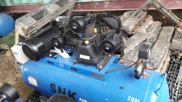 ขายปั๊มลม ยี่ห้อ SNK ขนาด 200 ลิตร ไฟ 3 สาย ของใหม่ ราคาเครื่องละ 15,000 บาท