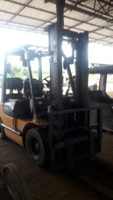 ขายรถยกขนาด 2.5 ตัน ยี่ห้อ TOYOTA รุ่น 7 เครื่องยนต์ เบนซิน ราคา 170,000 บาท