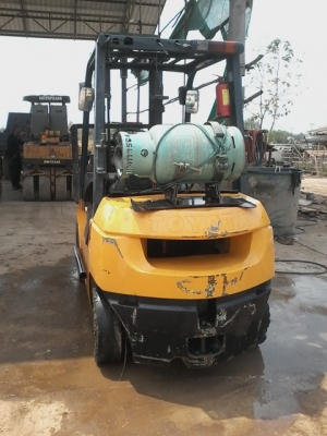 ขายรถยกขนาด 2.5 ตัน ยี่ห้อ TOYOTA รุ่น 7 เครื่องยนต์ เบนซิน ราคา 170,000 บาท