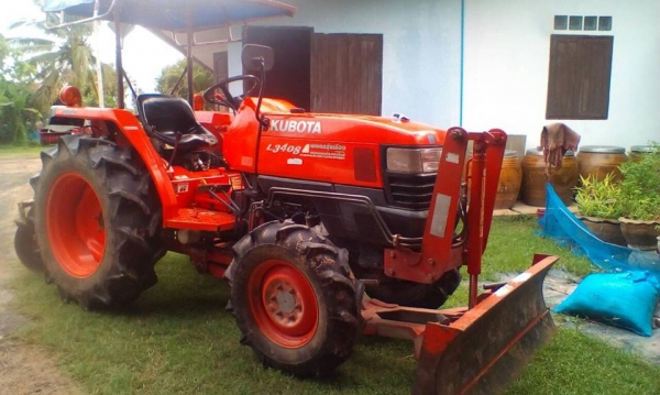 ขายรถไถ KUBOTA L3408 อุปกรณ์ ดันหน้า ผานหลัง โรตารี่ รถบ้านสวยสภาพพร้อมใช้งาน เอกสารพร้อมโอน ราคา180,000 สนใจโทร 090-8588220คุณนะ 093-3258446คุณบิว หรือเข้าดูสินค้าอื่นๆได้ที่ www.narong2truck.com หรือ www.truck.in.th/498 หรือเพจFacebook ณรงค์ ซื้อขายรถมื