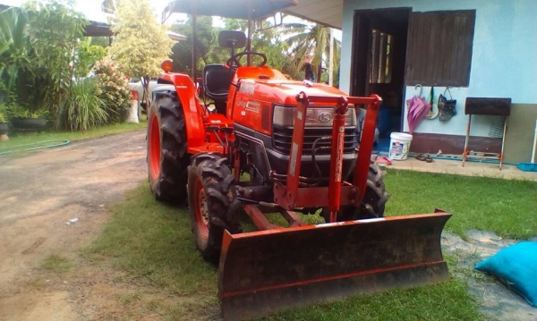 ขายรถไถ KUBOTA L3408 อุปกรณ์ ดันหน้า ผานหลัง โรตารี่ รถบ้านสวยสภาพพร้อมใช้งาน เอกสารพร้อมโอน ราคา180,000 สนใจโทร 090-8588220คุณนะ 093-3258446คุณบิว หรือเข้าดูสินค้าอื่นๆได้ที่ www.narong2truck.com หรือ www.truck.in.th/498 หรือเพจFacebook ณรงค์ ซื้อขายรถมื