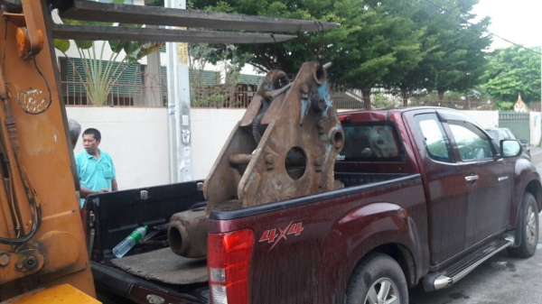 tractor-backhoe ส่งหัวเจาะ กระแทก สำหรับรถขุด แบคโฺฮ PC 200 ให้ลูกค้าไป จ .เลย ครับ tractor-backhoe ส่งหัวเจาะ กระแทก สำหรับรถขุด แบคโฺฮ PC 200 ให้ลูกค้าไป จ .เลย ครับ