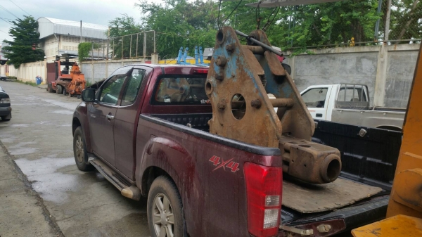 tractor-backhoe ส่งหัวเจาะ กระแทก สำหรับรถขุด แบคโฺฮ PC 200 ให้ลูกค้าไป จ .เลย ครับ