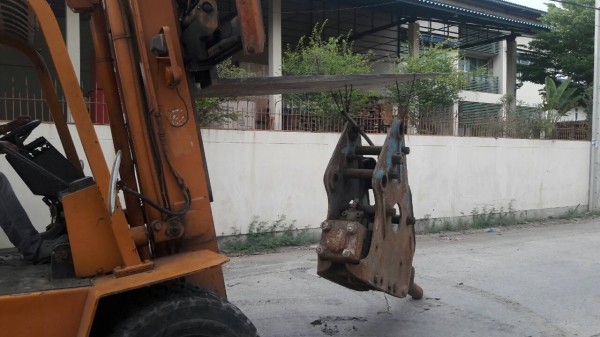tractor-backhoe ส่งหัวเจาะ กระแทก สำหรับรถขุด แบคโฺฮ PC 200 ให้ลูกค้าไป จ .เลย ครับ tractor-backhoe ส่งหัวเจาะ กระแทก สำหรับรถขุด แบคโฺฮ PC 200 ให้ลูกค้าไป จ .เลย ครับ