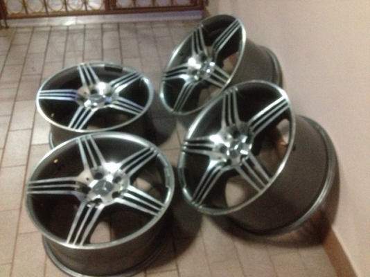 ล้อ AMG 18หน้า8ครึ่งอ๊อฟ32หลัง9ครึ่งอ๊อฟ35 สีเดิมๆเก่าญี่ปุ่นเเท้สภาพสวยตามรูป