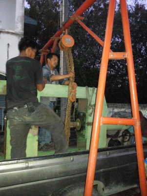 รอกยี่ห้อ SWLขนาด 3ตันพรัอมขาตั่ง รอกยี่ห้อ SWLขนาด 3ตันพรัอมขาตั่ง