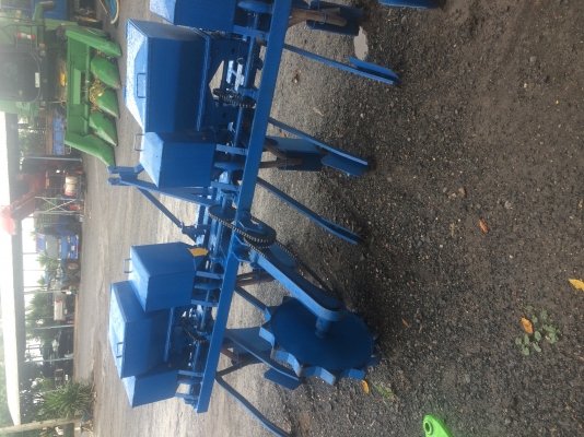 ขายเครื่องหยอดข้าวโพดรถไถใหญ่ของพยับการช่างสภาพพร้อมใช้งาน