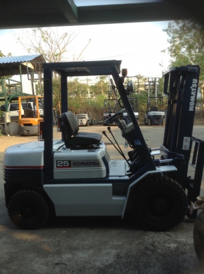 +++ ขายโฟล์คลิฟท์  KOMATSU FD25-11  ขนาด  2.5  ตัน  เครื่องยนต์ดีเซล  เสา  3  เมตร  เกียร์ออโตเมติค  ยางลม