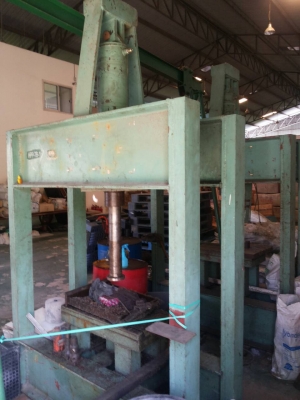 แท่นไฮโดริค.  2แท่นพร้อมกะบอกอัด. ขาดแม่ปั้ม 2ตัวขาย70000 ดูของได้ที่ร่มเก้ากุงเทพ