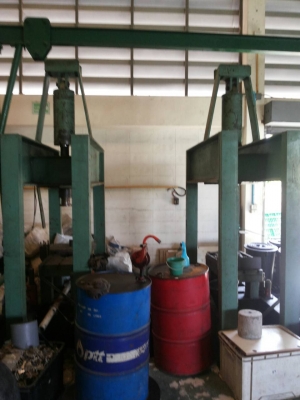 แท่นไฮโดริค.  2แท่นพร้อมกะบอกอัด. ขาดแม่ปั้ม 2ตัวขาย70000 ดูของได้ที่ร่มเก้ากุงเทพ