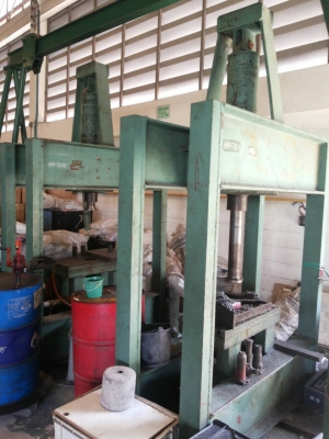 แท่นไฮโดริค.  2แท่นพร้อมกะบอกอัด. ขาดแม่ปั้ม 2ตัวขาย70000 ดูของได้ที่ร่มเก้ากุงเทพ