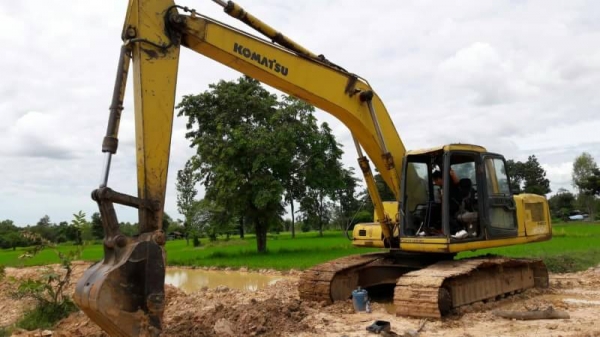 ขาย 595,000 KOMATSU PC200-6 ชีเรียล 94217  เครื่องดี ปั้มดี (ไฟฟ้าตัด กล่องอยู่)  เอกสารเล่มทะเบียน  รถอยู่ จ.กาฬสินธุ์  090-772-3710 090-772-3708