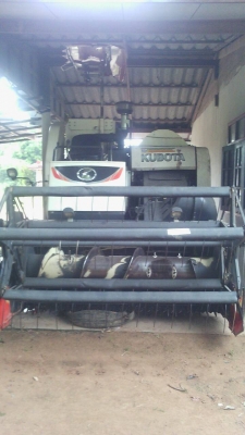 รถเกี่ยวข้าวคูโบต้า  DC 70   ปี  56   พร้อมเทลเลอร์  แบ่งจ่าย  2  งวด  งวด  380,000   จ่ายอีกครั้ง  100,000  นาปีเสร็จ