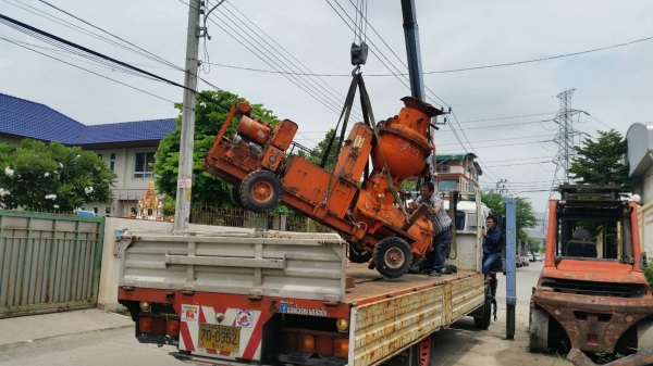tractor-backhoeได้จัดส่งเครื่องปั้มยิงปูนคอนกรีตไปขอนแก่นเรียบร้อยแล้วครับ tractor-backhoeได้จัดส่งเครื่องปั้มยิงปูนคอนกรีตไปขอนแก่นเรียบร้อยแล้วครับ