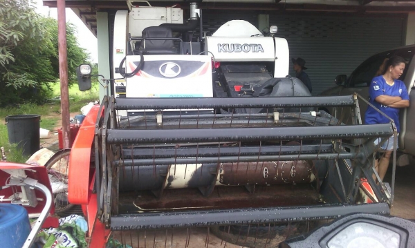 ขายรถเกี่ยวข้าว DC 70  รถปี 54  วิ่งได้ 963 ชม