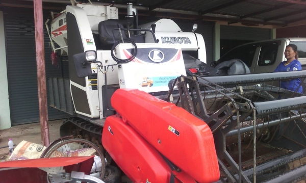 ขายรถเกี่ยวข้าว DC 70  รถปี 54  วิ่งได้ 963 ชม