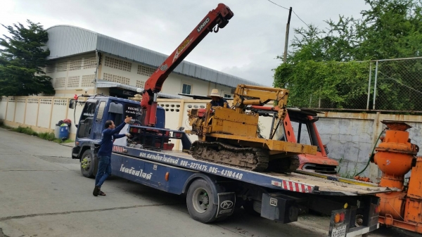 วันนี tractor-backhoe จัดเต็มและจัดหนักครับ ตอนสายๆส่ง รถบรรทุกตีนตะขาบติดเครนให้ลูกค้าระยอง