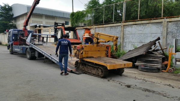 วันนี tractor-backhoe จัดเต็มและจัดหนักครับ ตอนสายๆส่ง รถบรรทุกตีนตะขาบติดเครนให้ลูกค้าระยอง