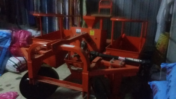 เครื่องปลูกมัน ตราช้าง CP100 เครื่องปลูกมัน ตราช้าง CP100