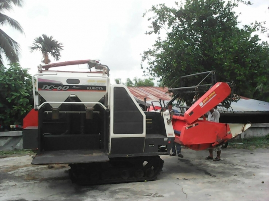 ขายรถเกี่ยวข้าว DC 60 รถปี 54 1600 ชม พร้อมสาลี้ลากรถเกี่ยวข้าว