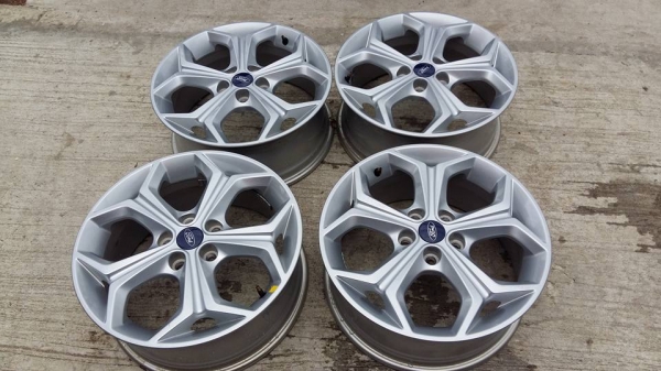 ขายล้อแม็ก ford focus 17" สนใจติดต่อ ตาเล็ก ล้อและยางครับ 081-3747940