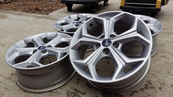 ขายล้อแม็ก ford focus 17" สนใจติดต่อ ตาเล็ก ล้อและยางครับ 081-3747940