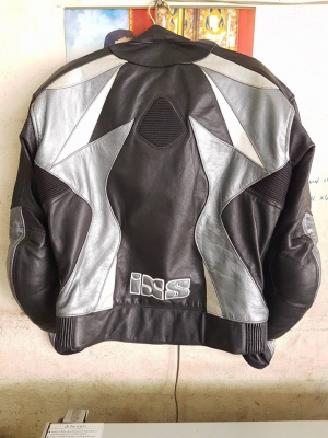 ขายเสื้อการ์ดIXS ไซส์50ประมาณL XL หนังแท้สีดำเงินขาว การ์ดCEอย่างดี5จุด สภาพดีมากหนังนิ่มสวยเนียนไม่มีรอยไม่มีตำหนิไหล่กว้าง19นิ้วรอบอก46นิ้วเอว38นิ้วยืดได้อีกนิดหน่อย ราคา 3800 บาท ส่งได้ทั่วไทยคับ สนใจติดต่อ 081-0578282 FACEBOOK ชาญณรงค์ ป๊อป ชัยอมฤต ไอ