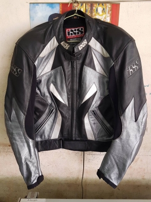 ขายเสื้อการ์ดIXS ไซส์50ประมาณL XL หนังแท้สีดำเงินขาว การ์ดCEอย่างดี5จุด สภาพดีมากหนังนิ่มสวยเนียนไม่มีรอยไม่มีตำหนิไหล่กว้าง19นิ้วรอบอก46นิ้วเอว38นิ้วยืดได้อีกนิดหน่อย ราคา 3800 บาท ส่งได้ทั่วไทยคับ สนใจติดต่อ 081-0578282 FACEBOOK ชาญณรงค์ ป๊อป ชัยอมฤต ไอ