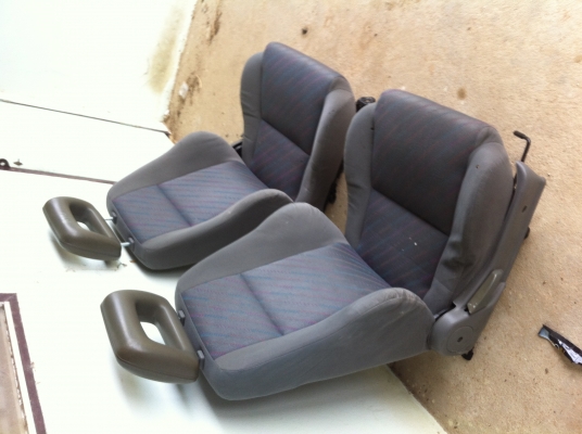 เบาะ isuzu mu  ประตู ใส่ isuzu tfr dragon cameo  คู่ละ3900บาท